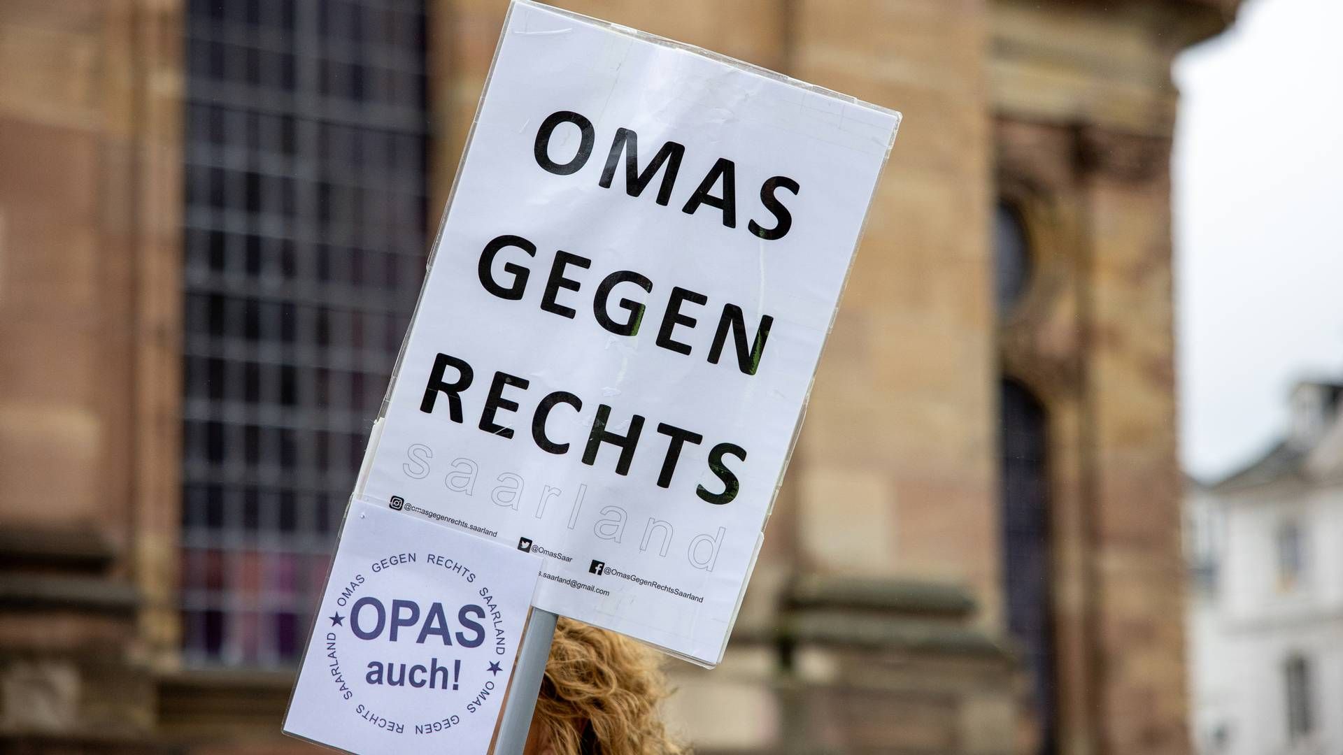 Opas ausdrücklich zugelassen: Auf einer Demo der "Omas gegen Rechts" | Foto: picture alliance/dpa | Lars Penning