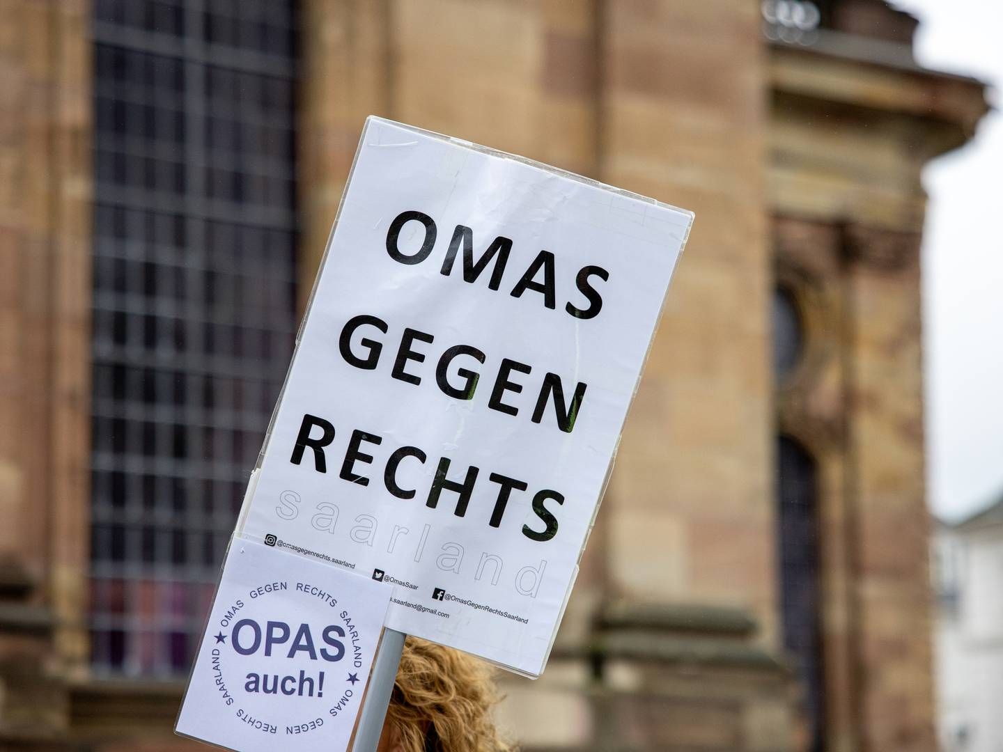 Opas ausdrücklich zugelassen: Auf einer Demo der "Omas gegen Rechts" | Photo: picture alliance/dpa | Lars Penning