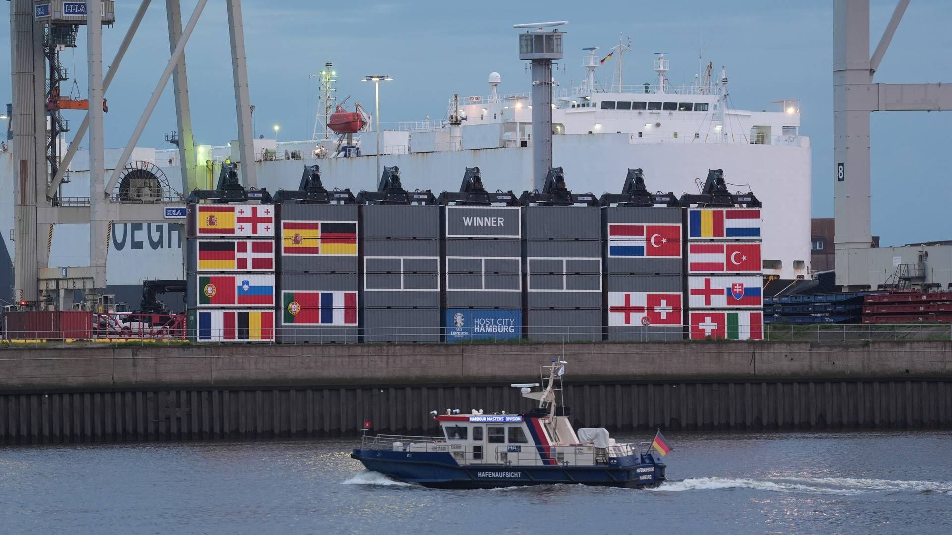 Shipping-Blickfang: Im Hamburger Hafen stehen mit Landesflaggen bemalte Schiffscontainer in der Anordnung der K.o.-Runde der Fußball-Europameisterschaft. | Foto: picture alliance/dpa | Marcus Brandt