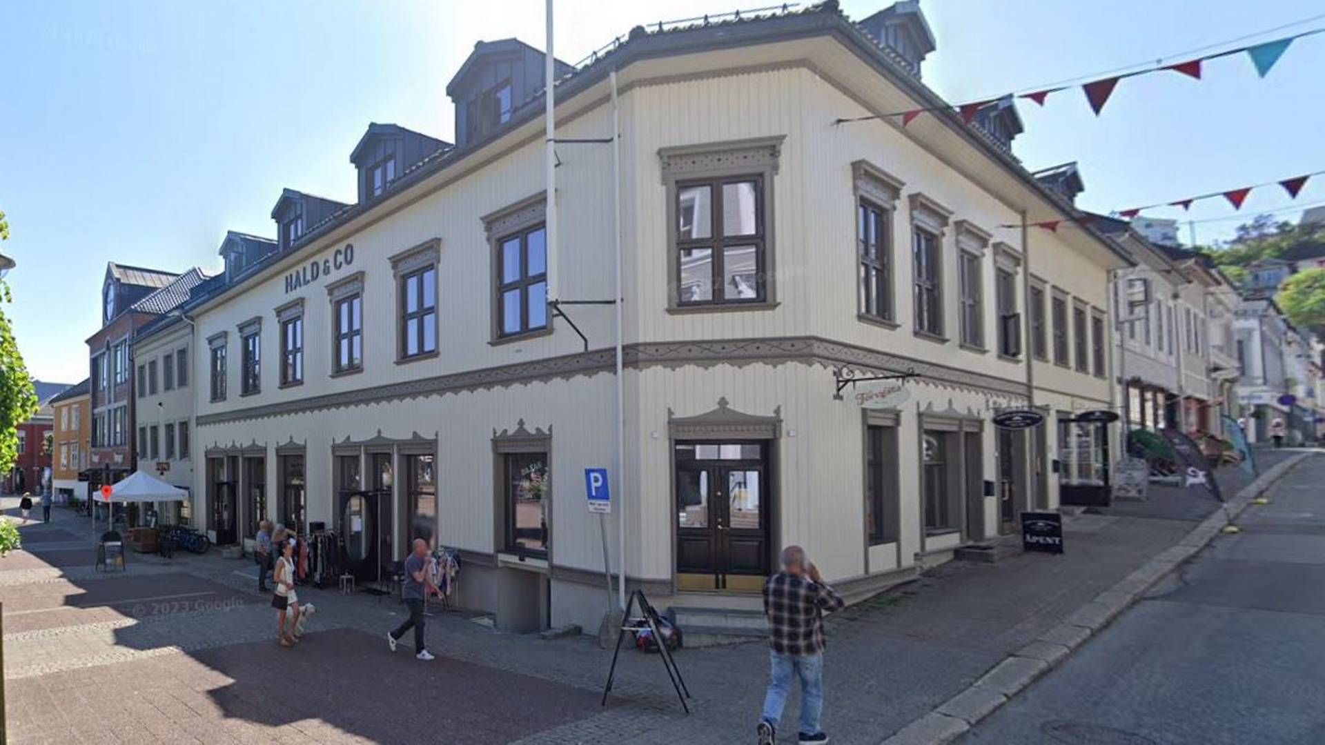 STØRST: Mye har skjedd siden dette bildet ble tatt av Halds kontor i Arendal i fjor sommer. Fra 1. januar i år slo Hald og Tofte seg sammen og ble til Tofte Hald. | Foto: Google Street View