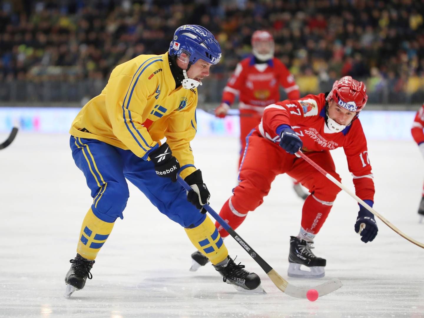 Bandy er en hockey-lignende sport, der spilles på en isbane. | Foto: Adam Ihse/AP/Ritzau Scanpix