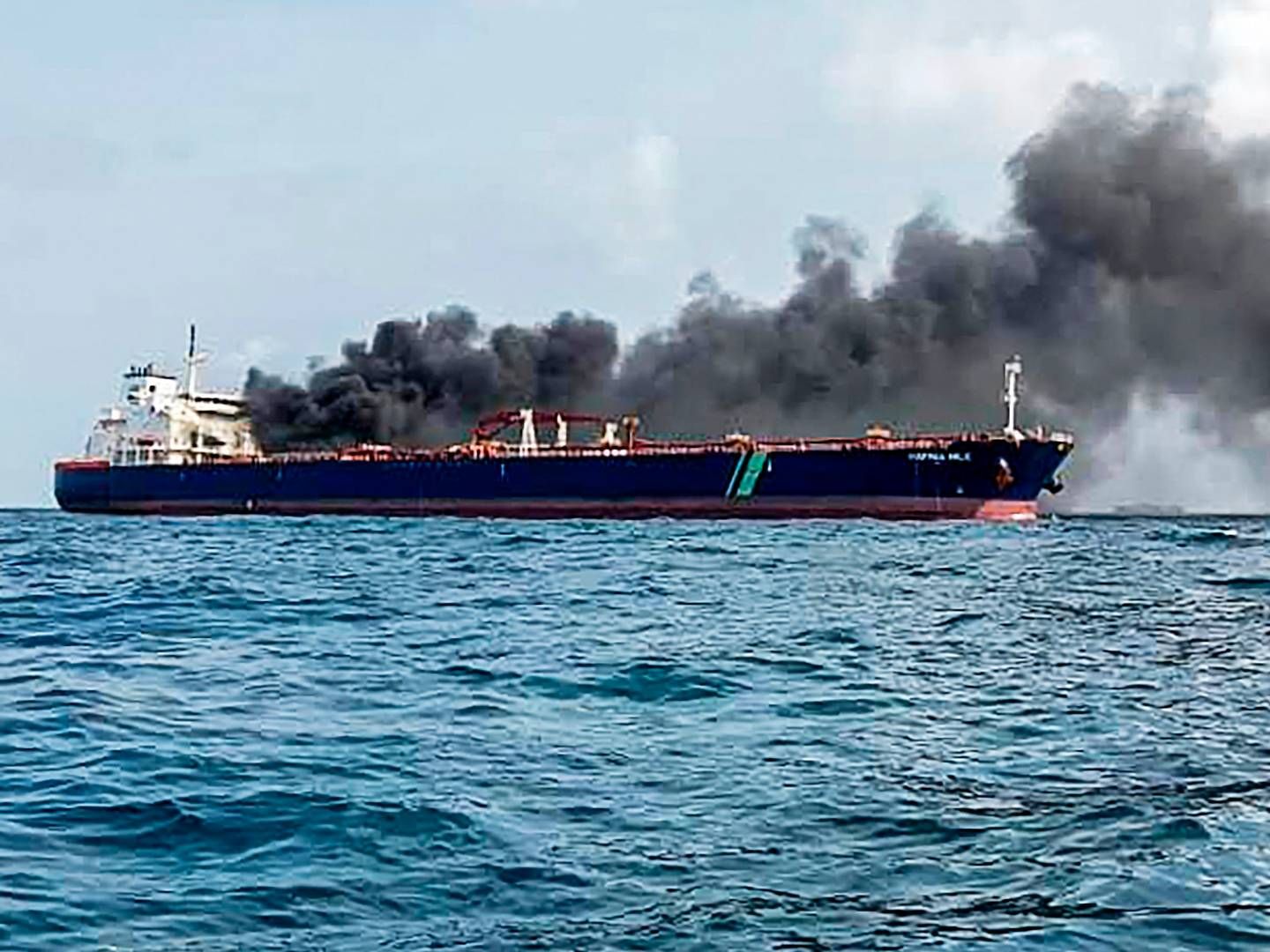 A photo taken and released by the Malaysian Maritime Enforcement Agency on July 19, 2024, shows Singapore-flagged tanker Hafnia Nile on fire in Tanjung Sedili, near Singapore. Singapore authorities said two oil tankers had caught fire off the country's coast and two crew members had been flown to a hospital. | Foto: Handout/AFP/Ritzau Scanpix