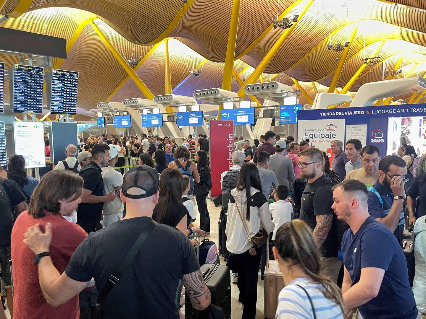 Samtlige spanske lufthavne er påvirket af nedbruddet i Microsoft-systemerne. Her er det passagerer i Barajas Airport. | Foto: Elena Rodriguez/Reuters/Ritzau Scanpix