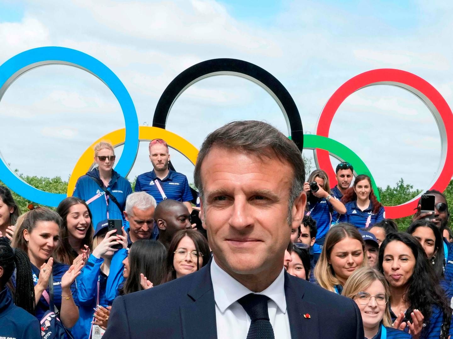 Præsident Emmanuel Macron på besøg hos de franske atleter i den olympiske landsby mandag. | Foto: Michel Euler/AFP/Ritzau Scanpix