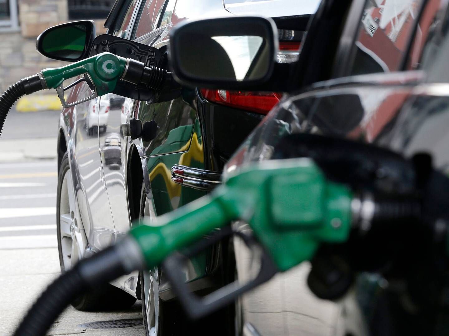 Også lagrene for benzin faldt i den forgangne uge. | Foto: Julio Cortez/AP/Ritzau Scanpix
