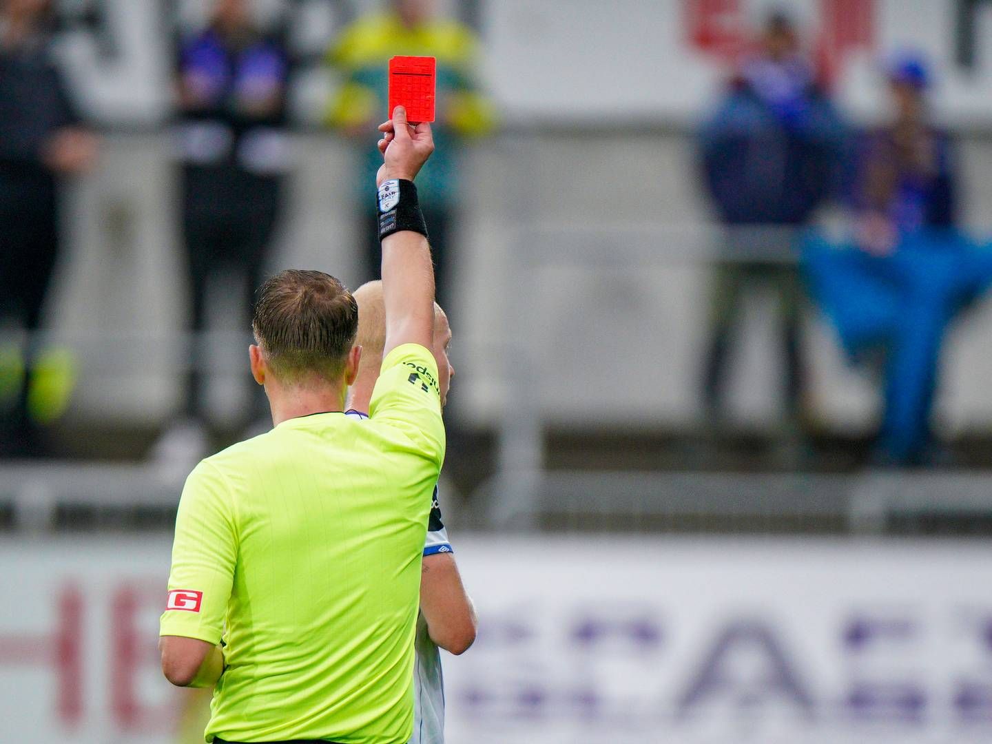 OPPHEVER: Spilleren fikk rødt kort, men slipper straff, etter at NFF tok advokatens klage til følge. Bildet er fra en eliteseriekamp i fjor. | Photo: Jan Kåre Ness / NTB