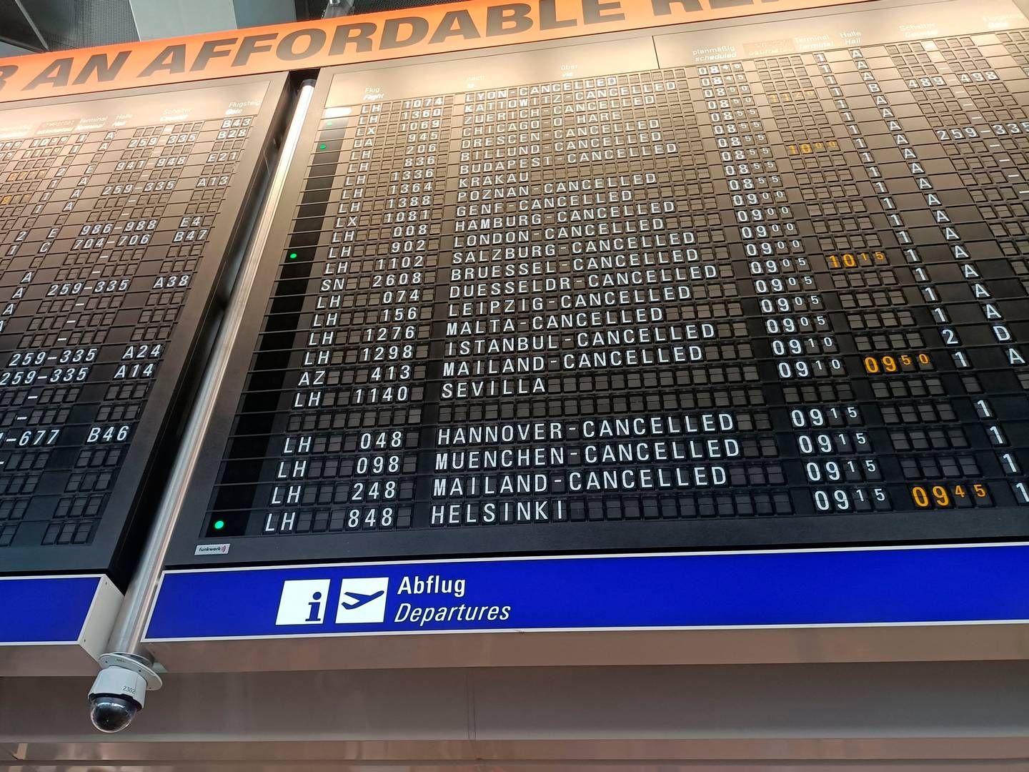 Klimaaktivister fra gruppen Last Generation lammede delvist morgentrafikken i lufthavnen i Frankfurt. | Foto: Daniel Roland/AFP/Ritzau Scanpix
