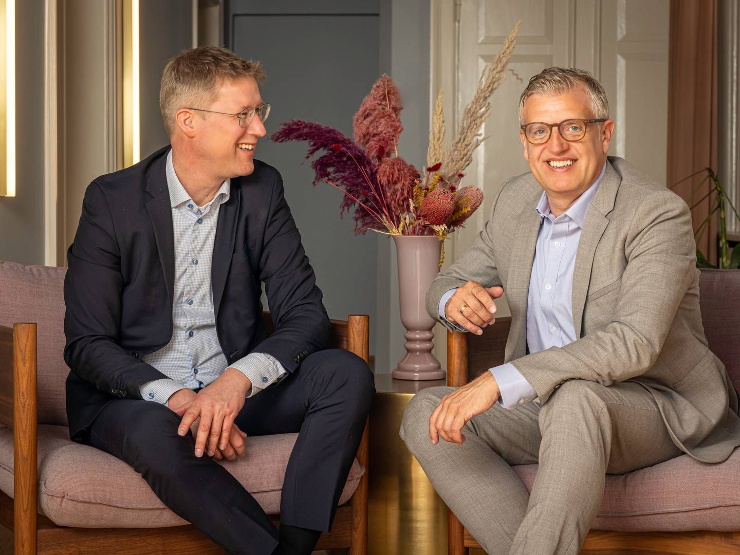 Jan Roland Thomsen (th) og Casper Fries (tv) står bag fonden Fairrente, der er i direkte konkurrence med indlån i bankerne. De har en fortid hos hhv. Alm Brand og TDC. | Foto: Fairrente Pr