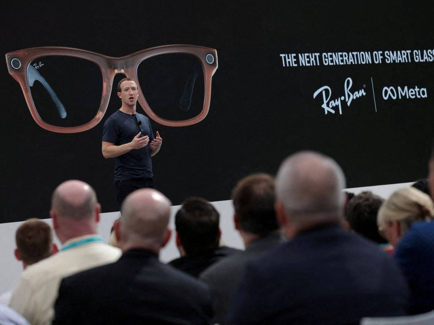 De seneste år har de to selskaber samarbejdet om flere typer af såkaldte "smartbriller". På billedet ses Metas adm. direktør Mark Zuckerberg. | Photo: Carlos Barria/Reuters/Ritzau Scanpix