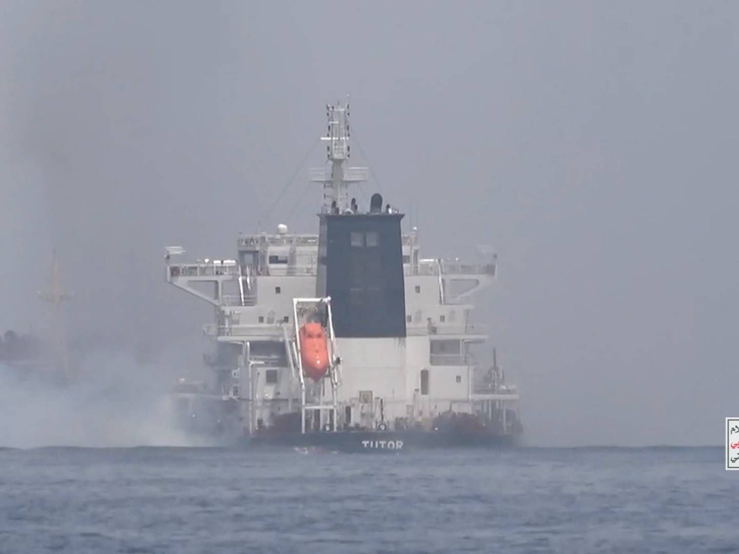 Røg stiger op efter en eksplosion på et skib, som houthierne siger er et angreb fra dem på den græsk-ejede MV Tutor i Det Røde Hav, dateret 12. juni 2024, i dette skærmbillede fra en video.