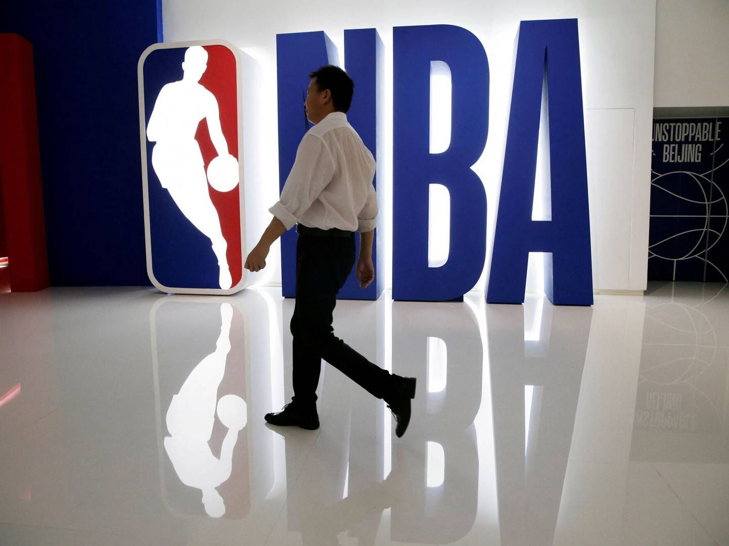 Ifølge Warner Brothers er der en særlig klausul i den eksisterende kontrakt, som kan betyde, at selskabet kan beholde rettighederne til at vise kampene i NBA. | Foto: Jason Lee/Reuters/Ritzau Scanpix