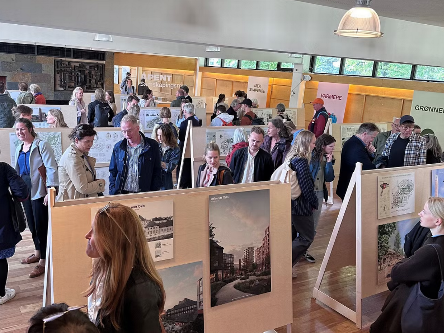 FULLT HUS: Her fra åpningsdagen av utstillingen av arkitektenes forslag til hvordan Den gamle Veterinærhøgskolen kan utvikles. | Foto: Linstow