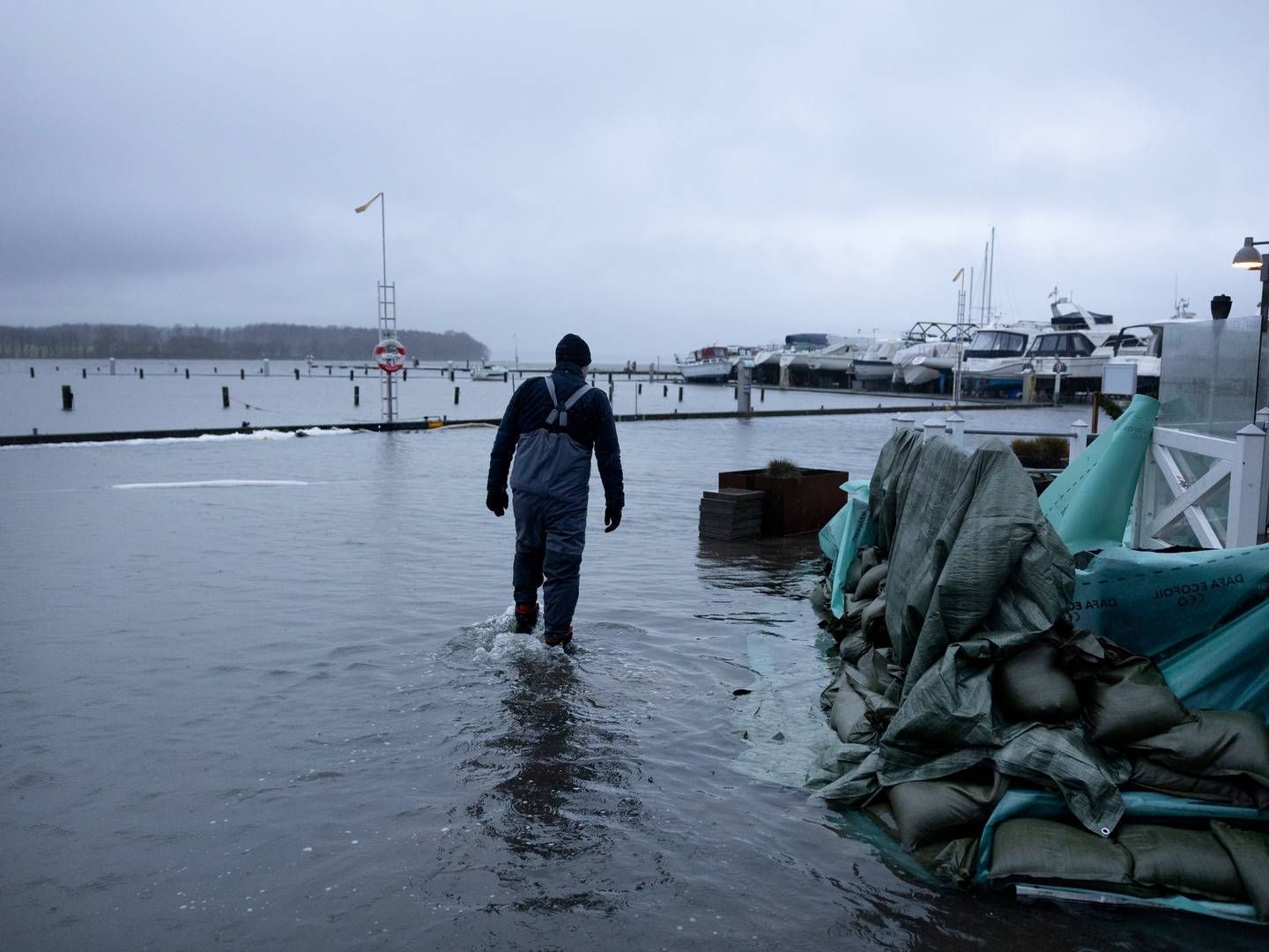 Flere dage med store mængder regn og østenvind har skabte omkring årsskiftet en usædvanlig situation på havnen i Præstø på Sydsjælland. | Foto: Thomas Borberg