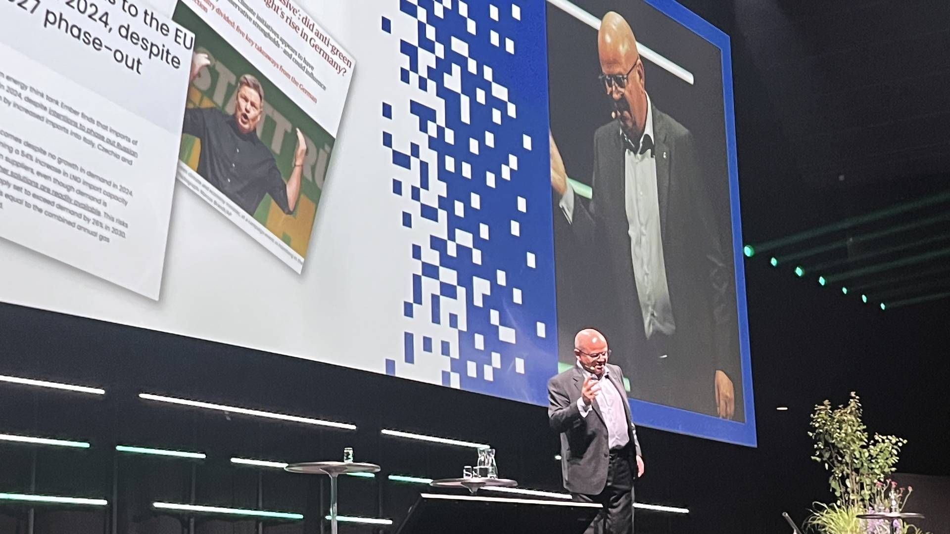 Henrik Andersen di Vestas al meeting annuale di Green Power Denmark di martedì. Ha portato con sé alcuni articoli a simboleggiare la situazione critica per l'industria green. Tuttavia, proprio la sera prima, era riuscito a rimuovere l'articolo sullo stop dei lavori per il progetto eolico offshore Empire Wind di Equinor. | Foto: Laura Kold