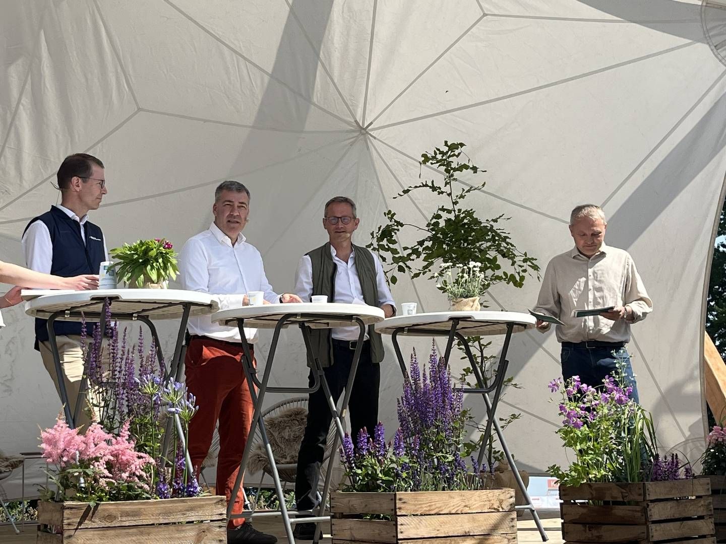 Il Ministro dell'Energia Lars Aagaard e Kristian Jensen di Green Power Denmark sul palco di una convention nel 2025. La foto è tratta da un dibattito su clima ed energia. Erano presenti anche Claus M. Andersen, CEO di Bornholms Energi, e Nadia Gullestrup, co-fondatrice di Gaia. | Foto: Laura Kold