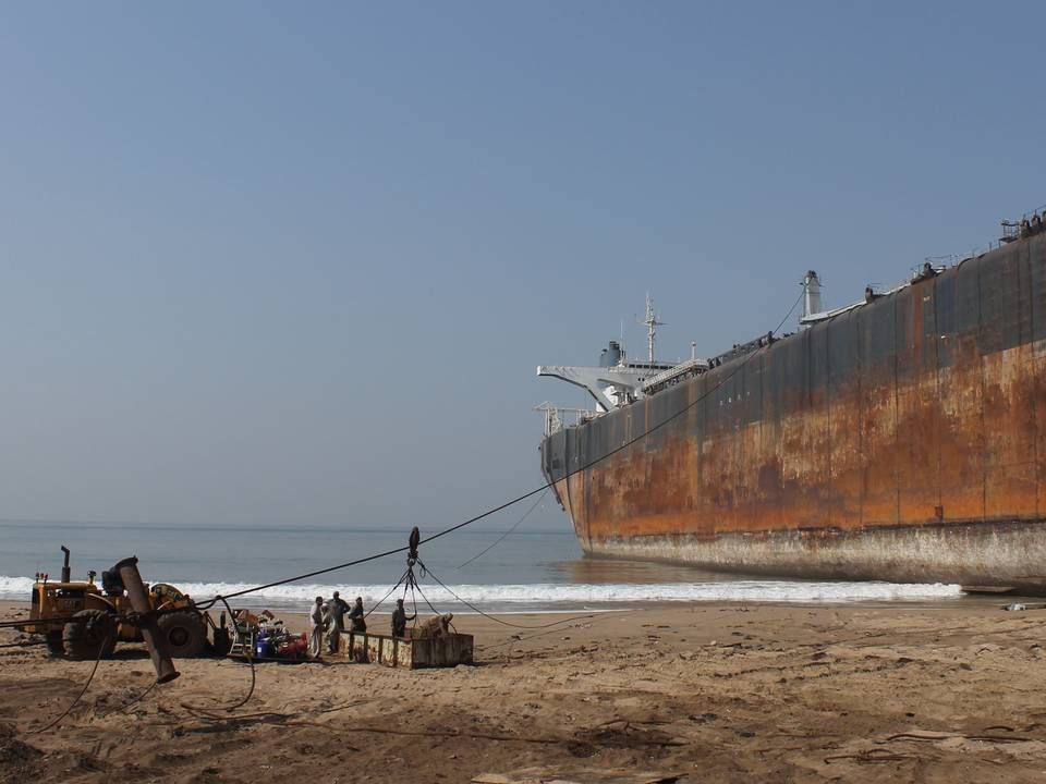 Et skib bliver sejlet op på stranden i Gadani i Pakistan. | Photo: Shipbreaking Platform