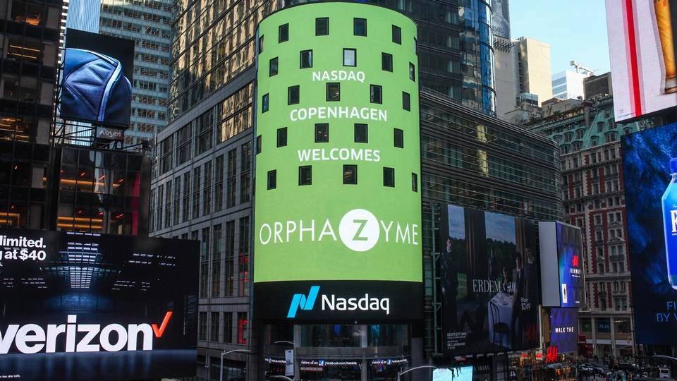 Orphazymes logo hang for en stund over menneskemængderne på Times Square i New York, da selskabet blev børsnoteret i november sidste år. | Foto: Nasdaq