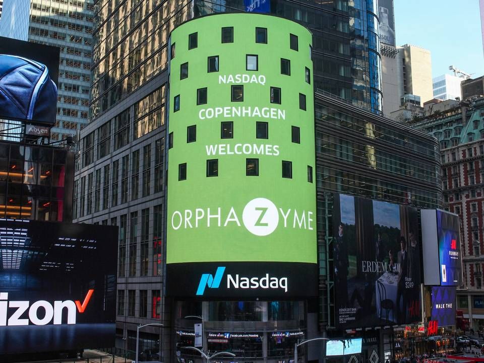 Orphazymes logo hang for en stund over menneskemængderne på Times Square i New York, da selskabet blev børsnoteret i november sidste år. | Foto: Nasdaq
