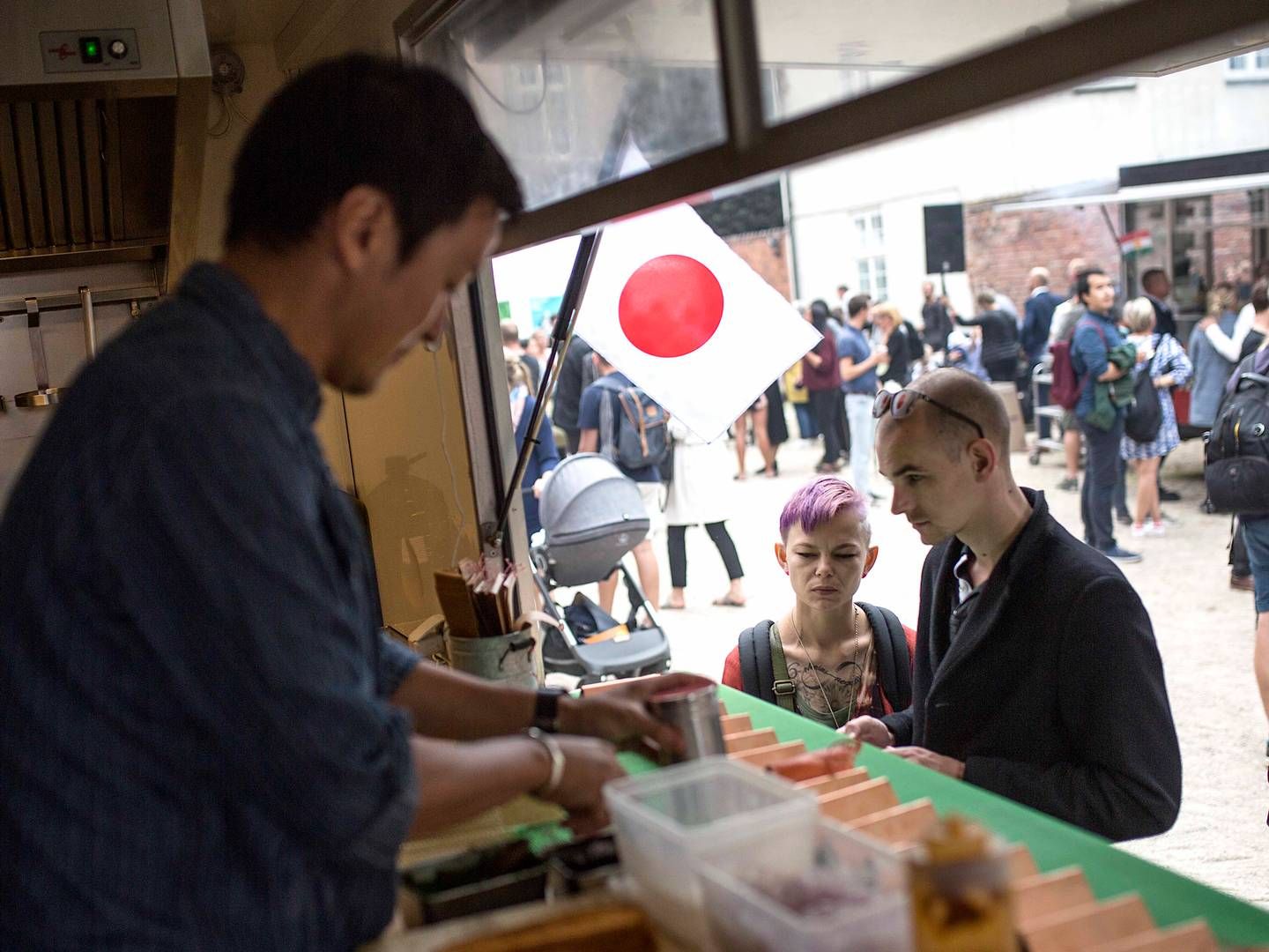 Reportage fra VM i hotdogs mandag på Tøjhusmuseet i København. Konkurrencen var stablet på benene af Copenhagen Cooking og Food Festival i samarbejde med CARE. Alle kokkene samt dommerene arbejdede gratis, og pengene som gæsterne betalte for hotdogs går til CARE Danmarks arbejde i landsbyen Kasapo i det nordlige Tanzania. I alt var otte nationaliteter repræsenteret til det, arrangørerne kalder 'det uofficielle VM i hotdogs' eller 'Top Dog Charity'. | Foto: Ivan Riordan Boll/Ritzau