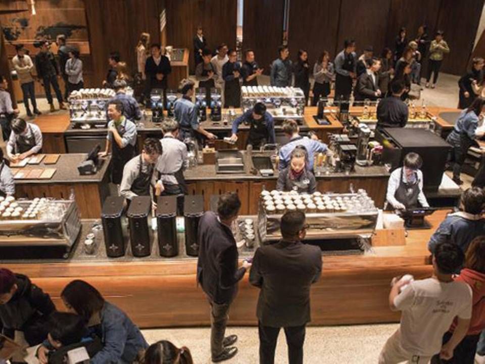 Der kan langes enorme mængder kaffe over disken hos Starbucks Reserve Roastery i Kinas største by, Shanghai. Butikken åbnede dørene i går. | Foto: Starbucks