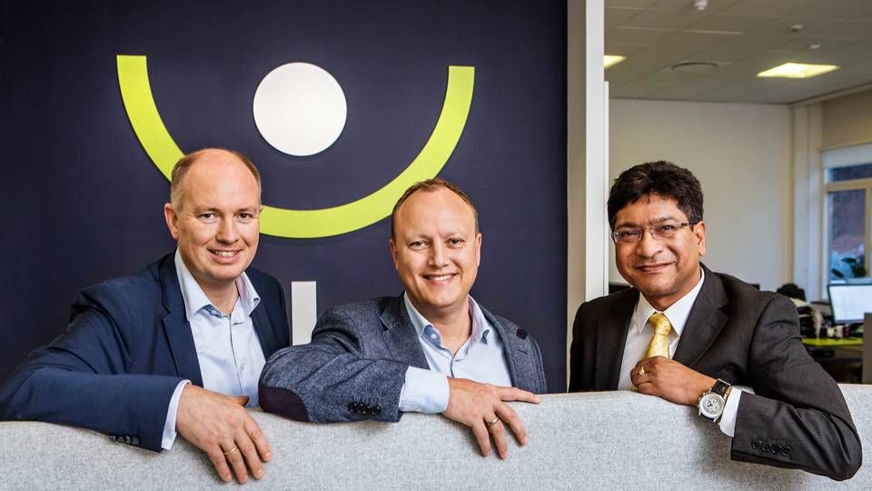 Fra venstre: investor og formand Peter Mægbæk, adm. direktør Jakob Ingemann og Tridip Saha, ansvarlig for Sonata Softwares europæiske aktiviteter. | Foto: PR/Izara