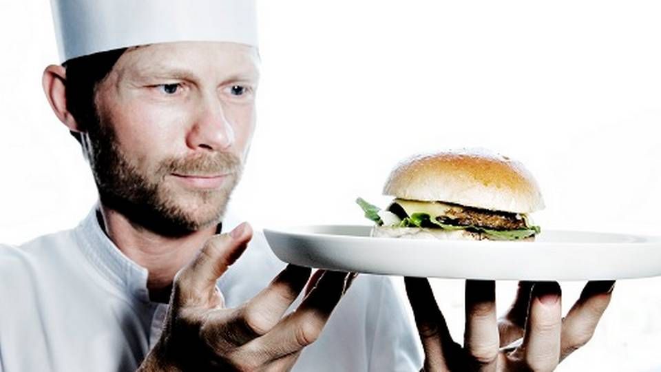 Kokken Rasmus Kofoed fra Geranium tester veganske produkter i en burger. | Foto: Martin Lehmann.