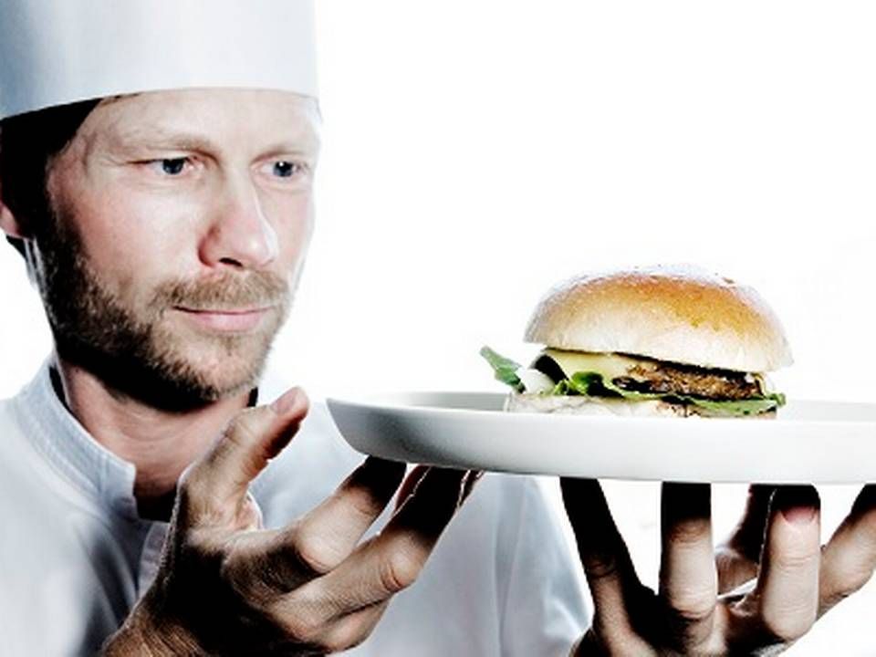 Kokken Rasmus Kofoed fra Geranium tester veganske produkter i en burger. | Foto: Martin Lehmann.