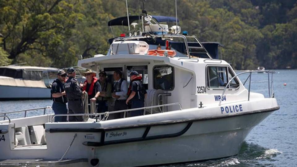 Australsk politi og efterforskere sejler ud for at besigtige stedet, hvor et fly med seks passagerer styrtede ned søndag aften omkring 50 kilometer fra den australske by Sydney. | Foto: Rick Rycroft