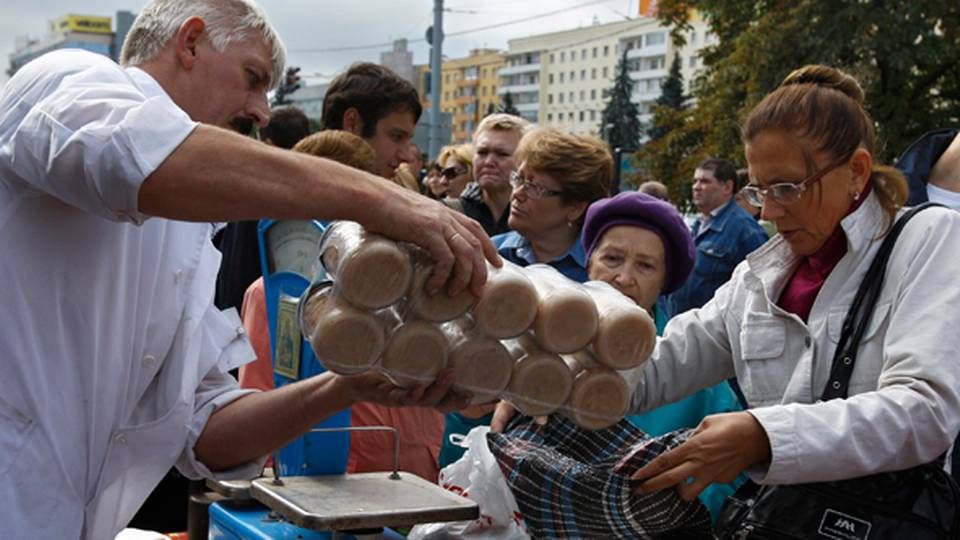 Her er hviderussiske borgere i gang med at handle varer på et andet marked i storbyen Minsk. | Foto: Sergei Grits