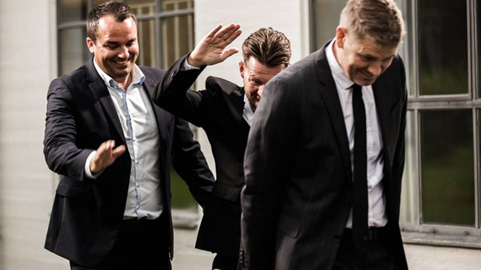 Jacob Wandt (til højre) får, hvad der vel kan kaldes en low five af teamet bag Actee.
