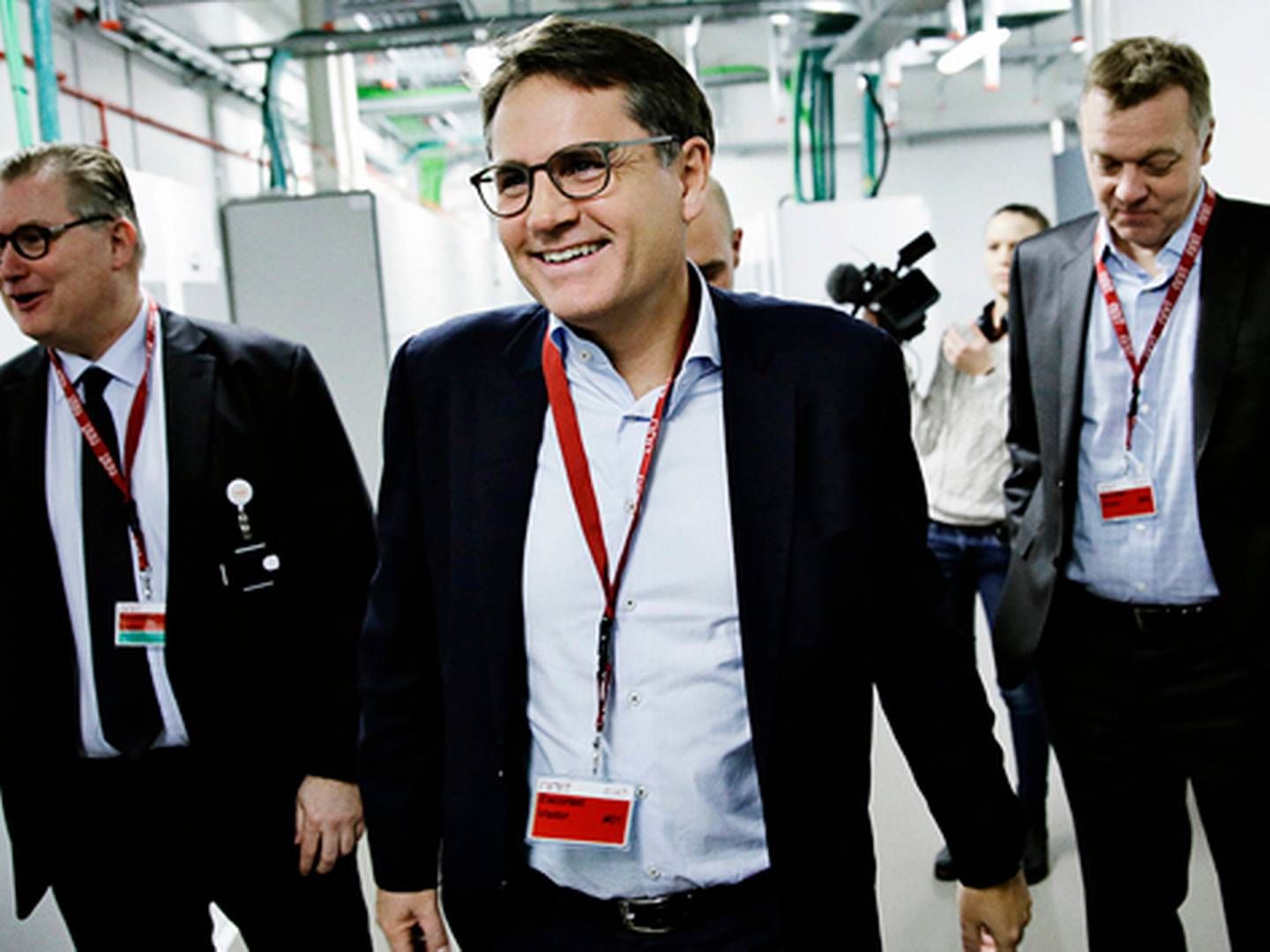 Erhvervsminister Brian Mikkelsen (midt) ved åbningen af NNIT's seneste datacenter, hvor han havde selskab af NNIT's adm. direktør Per Kogut (venstre.) | Foto: PR
