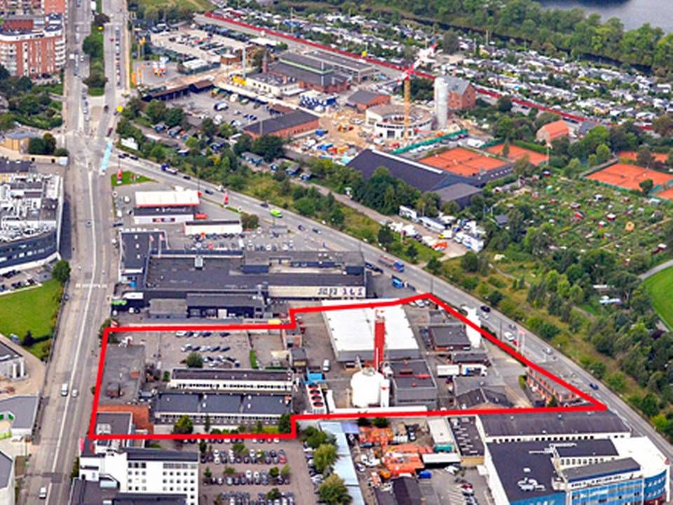 PFA har købt to ejendomme samt byggerettigheder til grunden indrammet med rød markering nedenfor. | Foto: PR
