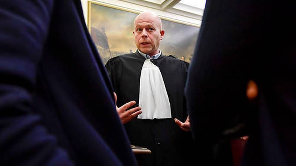 Den belgiske advokat Sven Mary repræsenterer sin klient, den terrormistænkte Salah Abdeslam, som selv er udeblevet. | Foto: Dirk Waem, Pool Photo via AP