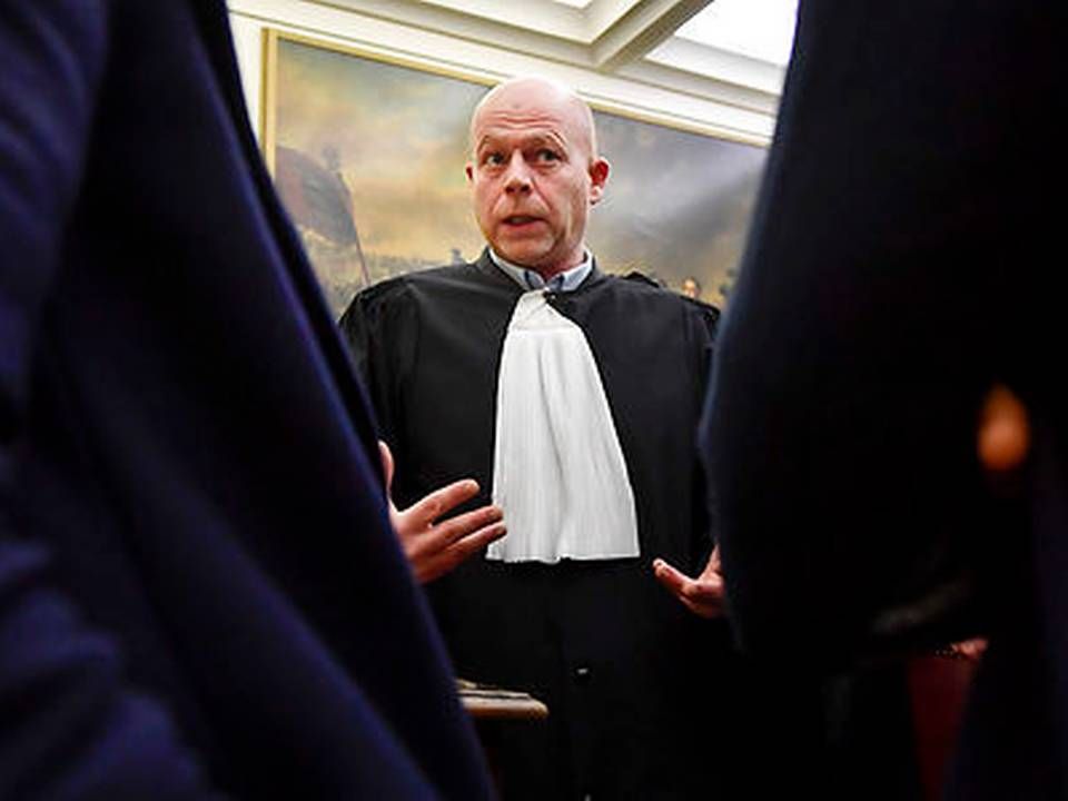 Den belgiske advokat Sven Mary repræsenterer sin klient, den terrormistænkte Salah Abdeslam, som selv er udeblevet. | Foto: Dirk Waem, Pool Photo via AP