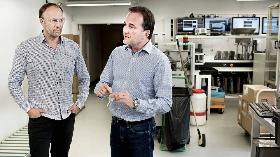 Chemometecs adm. direktør Michael Eising (th.) og vicebestyrelsesformand Martin Glensbjerg (tv.) i selskabets produktionslokaler i Allerød. | Foto: /ritzau/Liselotte Sabroe