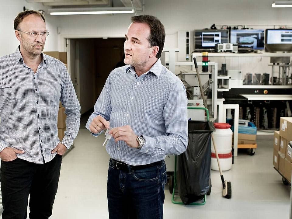 Chemometecs adm. direktør Michael Eising (th.) og vicebestyrelsesformand Martin Glensbjerg (tv.) i selskabets produktionslokaler i Allerød. | Foto: /ritzau/Liselotte Sabroe
