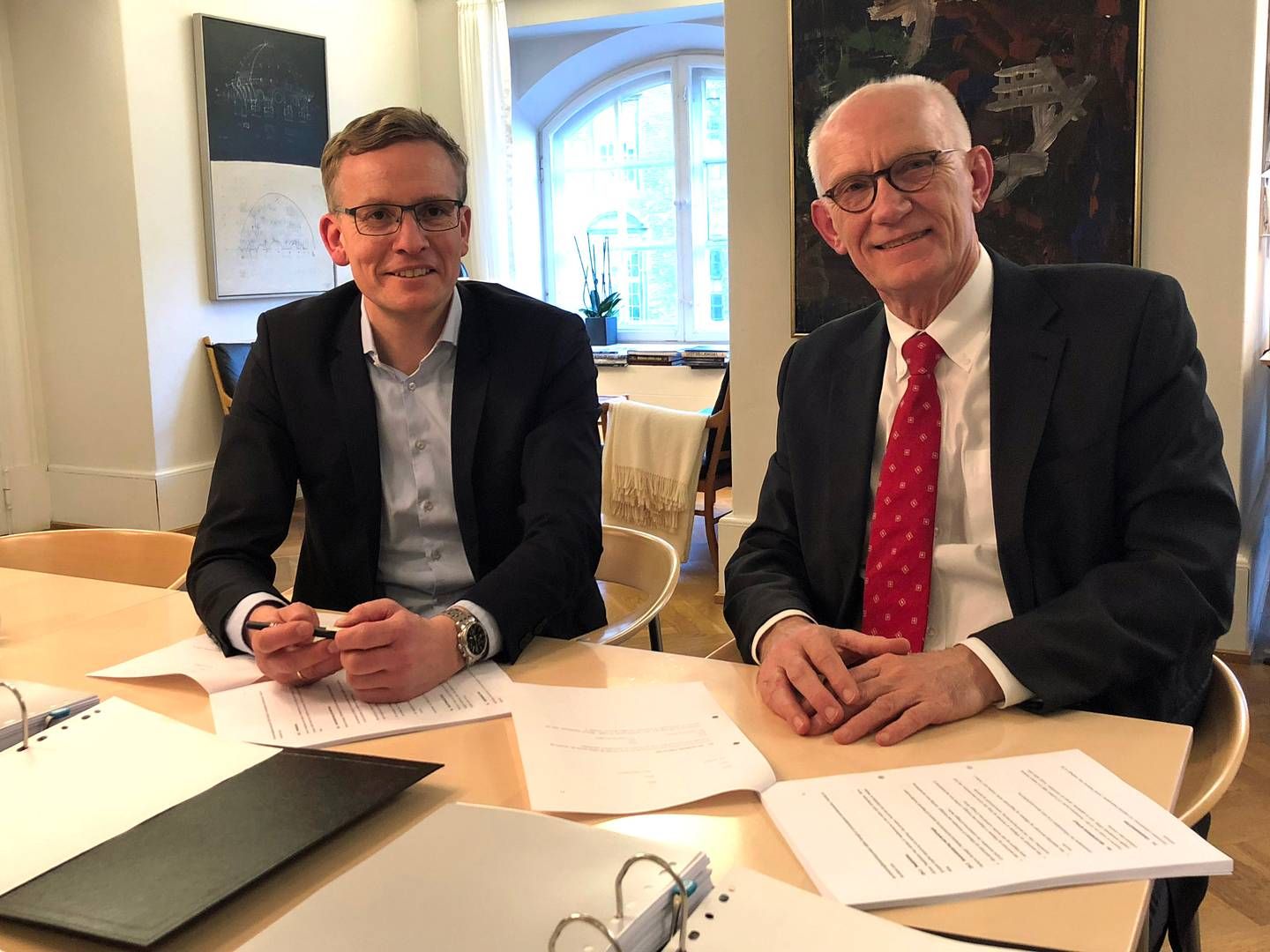 Folketingets direktør Carsten U. Larsen (tv) og direktør Søren Rust Nielsen fra Intranote. | Foto: PR/Intranote