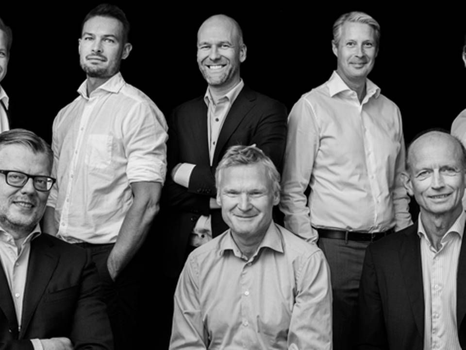 From left top portfolio manager Emil Nordström, portfolio manager Frederik Tauson, sales Joakim Stenberg, portfolio manager Mikael Hanell and sales Sebastian Uddén. Below sits portfolio manager Magnus Nilsson, portfolio manager Ulf Strömsten and CEO Mats Andersson. | Photo: PR: Nordic Cross Asset Management