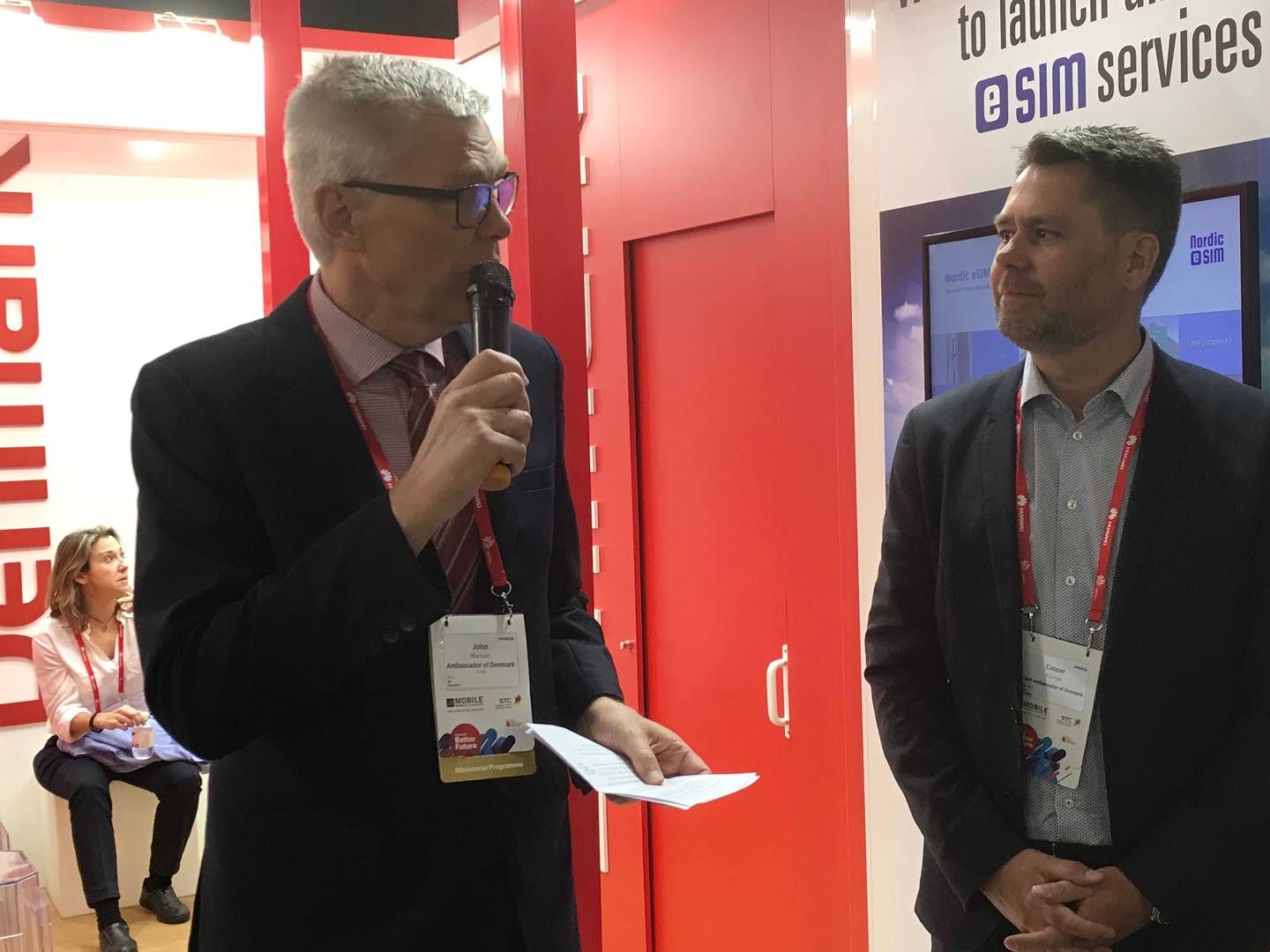 Tech-ambassadør Casper Klynge (th) var sammen med John Nielsen, Danmarks ambassadør i Spanien, med til at åbne den danske stand ved mobilkongressen MWC i Barcelona. | Foto: Malte Oxvig