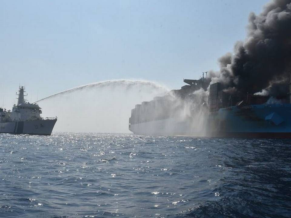 Container-skibet Maersk Honam, hvor branden forsøges at blive slukket. | Foto: Indian Coast Guard