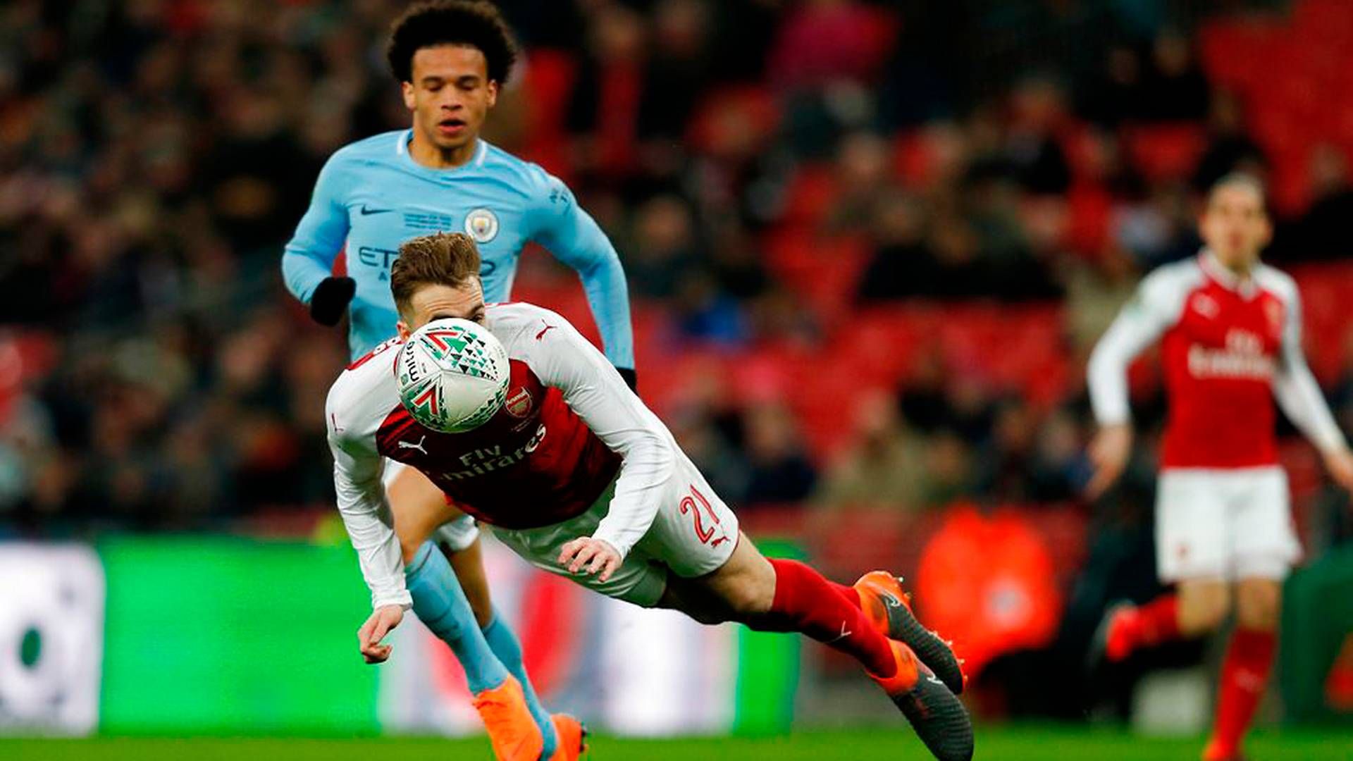 Advokatfirmaet Linklaters og revisionshuset Deloitte slås om ansvaret for tab i et salg af aktier i fodboldklubben Arsenal, her med forsvareren Calum Chambers i aktion mod Manchester City | Foto: Ritzau Scanpix/Adrian Dennis