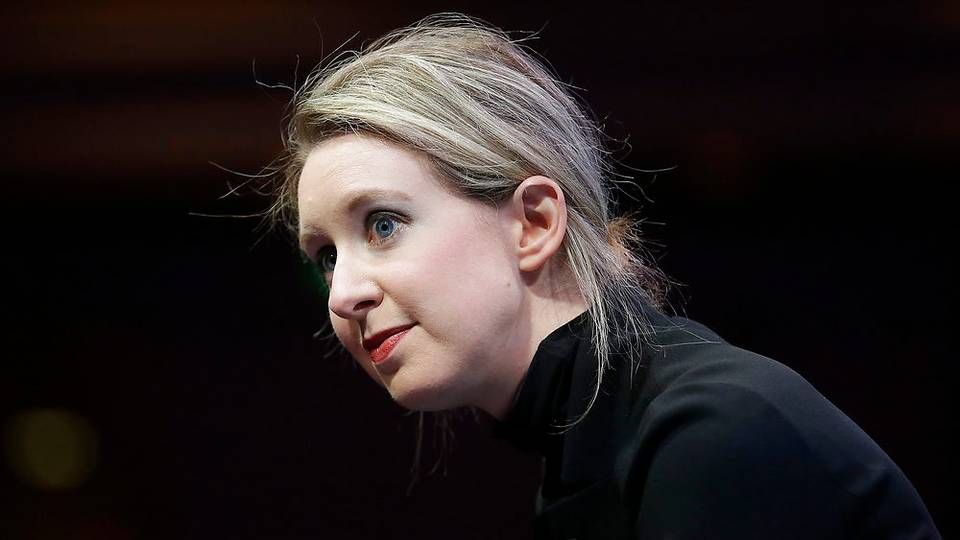 Elizabeth Holmes nægter sig skyldig i alle tiltalepunkter i straffesagen, hvor hun risikerer op til 20 års fængsel. | Foto: AP Photo/Jeff Chiu