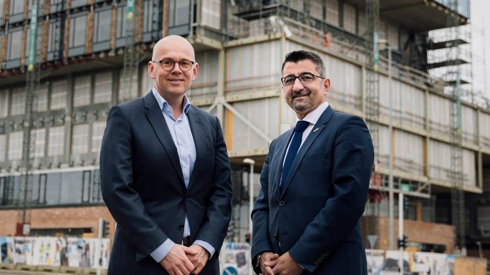 Den nye direktør i Teknik og Miljø, Henrik Seiding (tv.), sammen med rådmand Bünyamin Simsek foran Teknik og Miljøs nye domicil i Gellerup