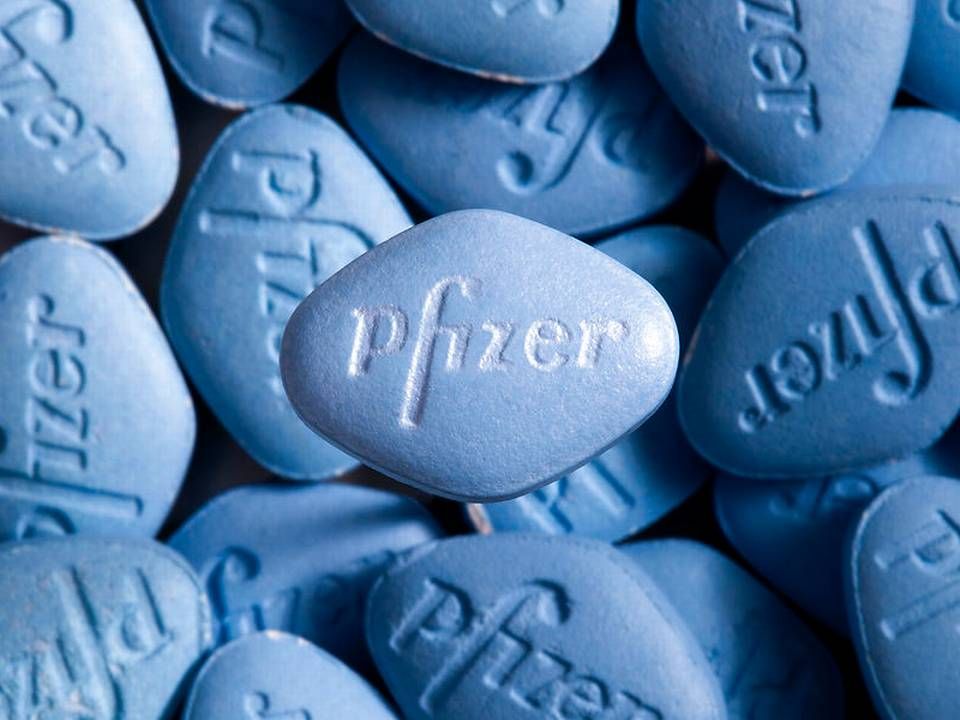 En ægte Viagra-pille fra Pfizer (midten) blandt en stak forfalskninger. EU vil fjerne enhver tvivl om falsk medicin med et nyt stregkodesystem, som Danmark er godt på vej mod at indføre. | Foto: Pfizer