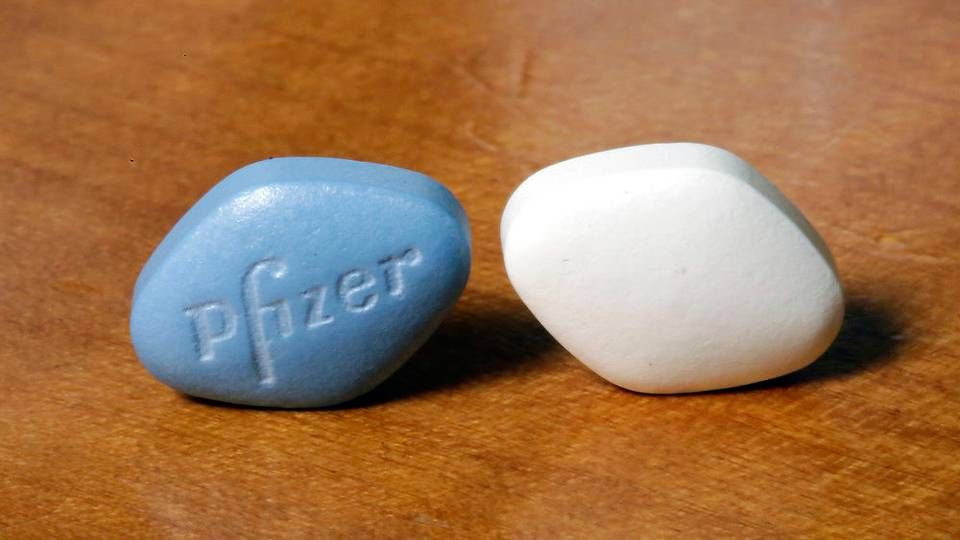 Pfizers impotenspille Viagra (tv.) ved siden af en generisk version af pillen, som Pfizer selv har fremstillet for at konkurrere med kopister. | Foto: AP Photo/Richard Drew