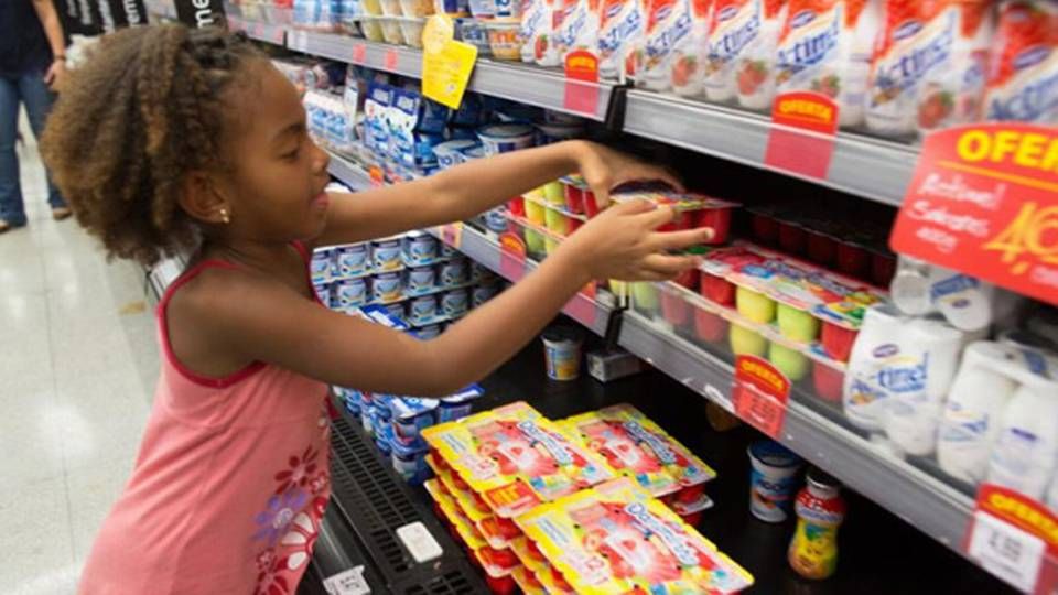 Girl in Sao Paolo supermarket grabs Danonino yoghurts off the shelf | Photo: Danone
