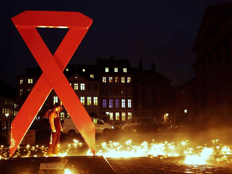 Ved en mindehøjtidelighed på Nytorv og Gammeltorv i København i 2011 blev et lys tændt for hver person, der er død af hiv/aids i Danmark. Moderne lægemidler har sikret, at aids-ramte i dag kan leve et fuldt liv. | Foto: /ritzau scanpix/Andreas Beck