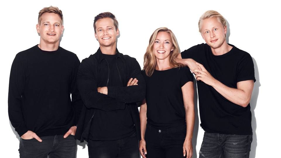 True består af de fire venner Morten Ebdrup, Jacob Motzfeldt, Zabrina Ziegler og Peter Regnersgaard, som har sagt deres jobs op for at forfølge tyggegummi-drømmen fuldtid.