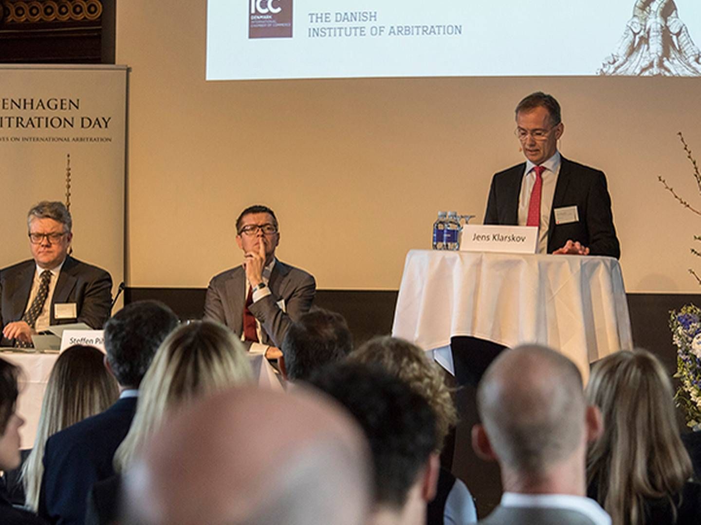 Generalsekretær i ICC, Jens Klarskov, på talerstolen, mens Rene Offersen og Steffen Pihlblad lytter ved hans side. | Foto: Ole Haupt
