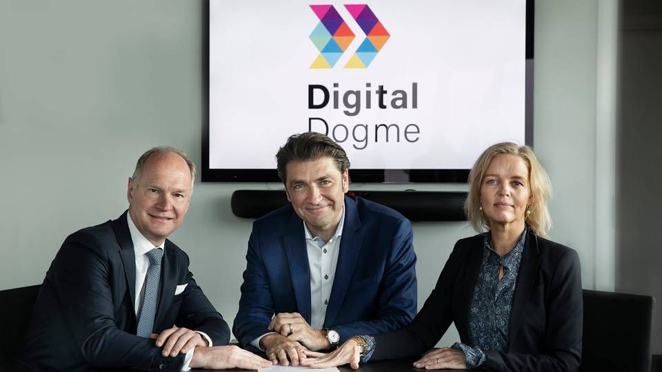 Thomas Woldbye fra Københavns Lufthavn, André Rogaczewski fra Netcompany og TDC's Pernille Erenbjerg er medunderskrivere på det digitale dogme. | Foto: PR